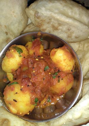 पुरी और दम आलू (puri aur dum aloo recipe in hindi) रेसिपी मुख्य फोटो