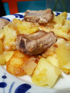 Una foto de Costillejas con patatas en ajo cabañil