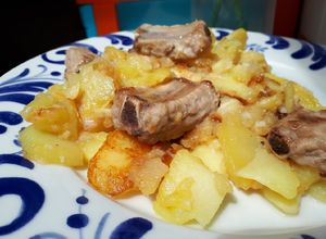 Una foto de Costillejas con patatas en ajo cabañil