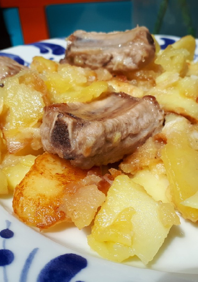 Una foto de Costillejas con patatas en ajo cabañil