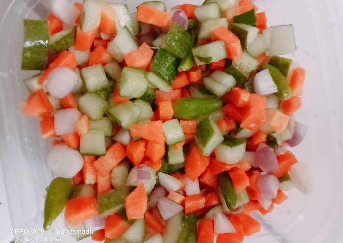 Cara bikin Acar mentah (bawang timun wortel cabe) Cara bikin Acar mentah (bawang timun wortel cabe)