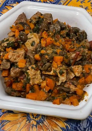 Une photo de Sauté de porc aux champignons, carottes et tomates