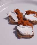 115. Mini biscotes de queso de cabra y sobrasada