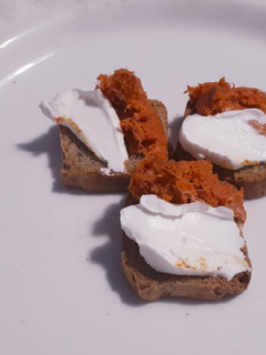 Una foto de 115. Mini biscotes de queso de cabra y sobrasada