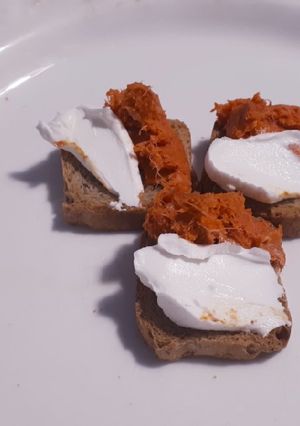 Una foto de 115. Mini biscotes de queso de cabra y sobrasada