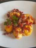 Sorrentinos, con vegetales y salsa en vino tinto