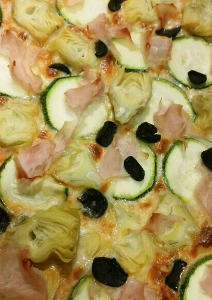 Una foto de Pizza de alcachofas, calabacín, jamón y aceitunas negras