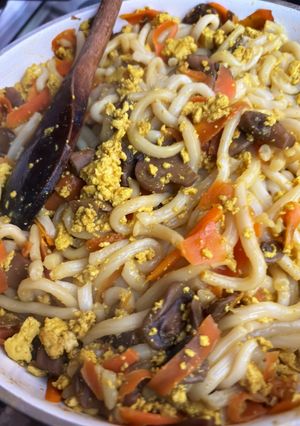 Foto di Udon con tofu e verdure