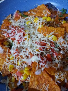 ચીઝી નાચોસ (Cheesy Nachos Recipe In Gujarati) રેસીપી મુખ્ય ફોટો