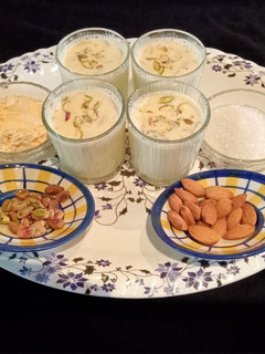बादाम मिल्कशेक (Badam Milkshake recipe in Hindi) रेसिपी मुख्य फोटो