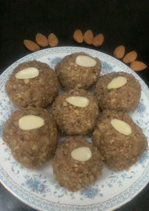 बादाम के लड्डू (Badam ke laddu recipe in Hindi) रेसिपी मुख्य फोटो
