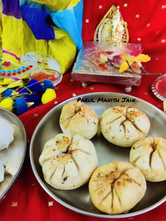 फ्राइड मोदक (fried Modak recipe in Hindi) रेसिपी मुख्य फोटो