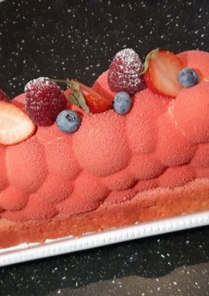 Une photo de Bûche mousse noix de coco et insert fruits rouges