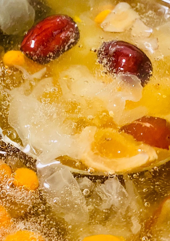 桃膠皂角米有機生鮮木耳桂圓枸杞紅棗甜湯 的食譜成品照片