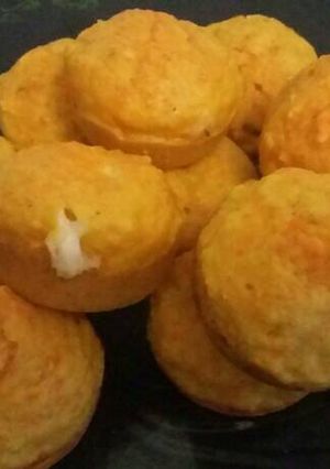 Una foto de Muffins de zapallo rellenas de queso