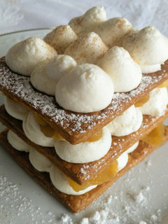 Una foto de Milhojas con crema de mascarpone y manzanas caramelizadas