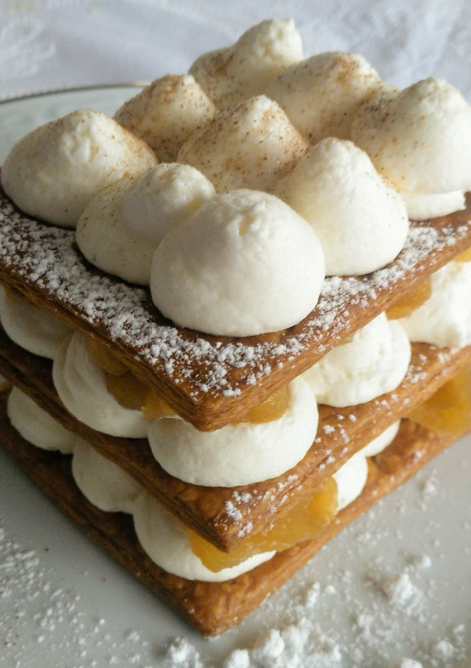 Una foto de Milhojas con crema de mascarpone y manzanas caramelizadas