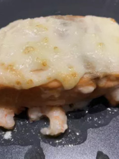 Una foto de Salmón con gambas y alioli
