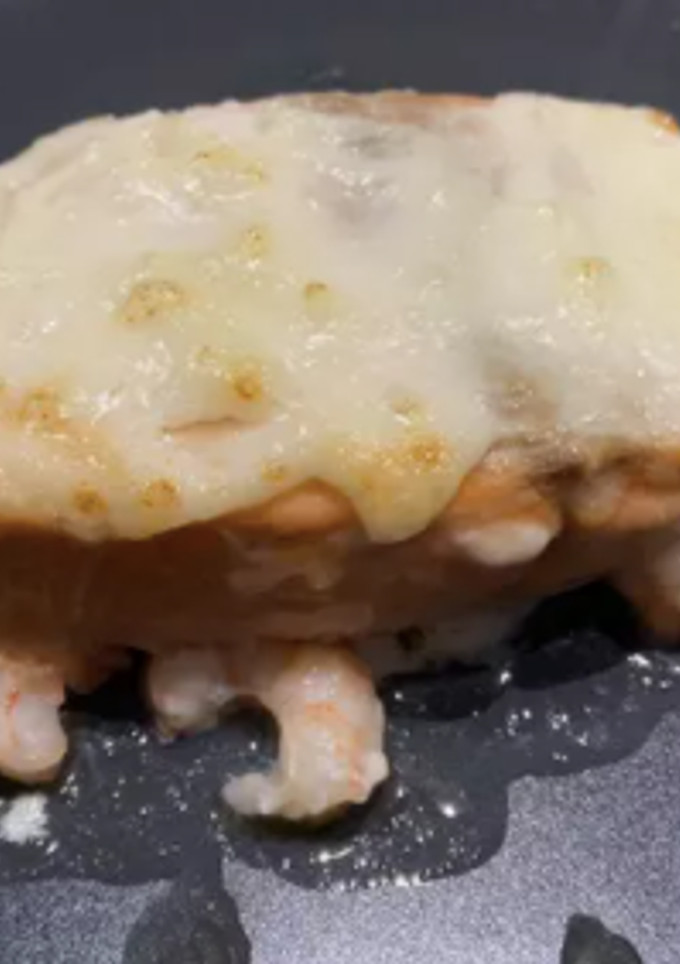 Una foto de Salmón con gambas y alioli