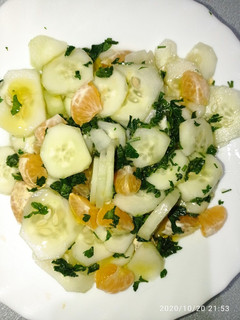 Una foto de Ensalada de pepino con mandarina