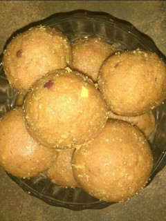 बेसन के लड्डू (Besan ke ladoo recipe in Hindi) रेसिपी मुख्य फोटो