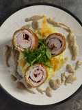 Cordon bleu con crema di champignon, purè di patate, rucola e crumble di parmigiano