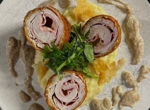Foto di Cordon bleu con crema di champignon, purè di patate, rucola e crumble di parmigiano