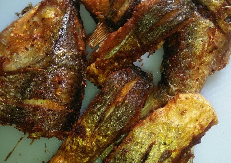 Tips menggoreng ikan bandeng tanpa lengket dan meletus-letus