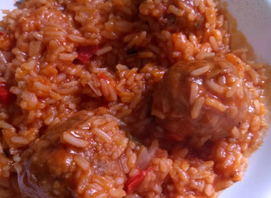 Una foto de Arroz con salsa de albóndigas 😉👩‍🍳
