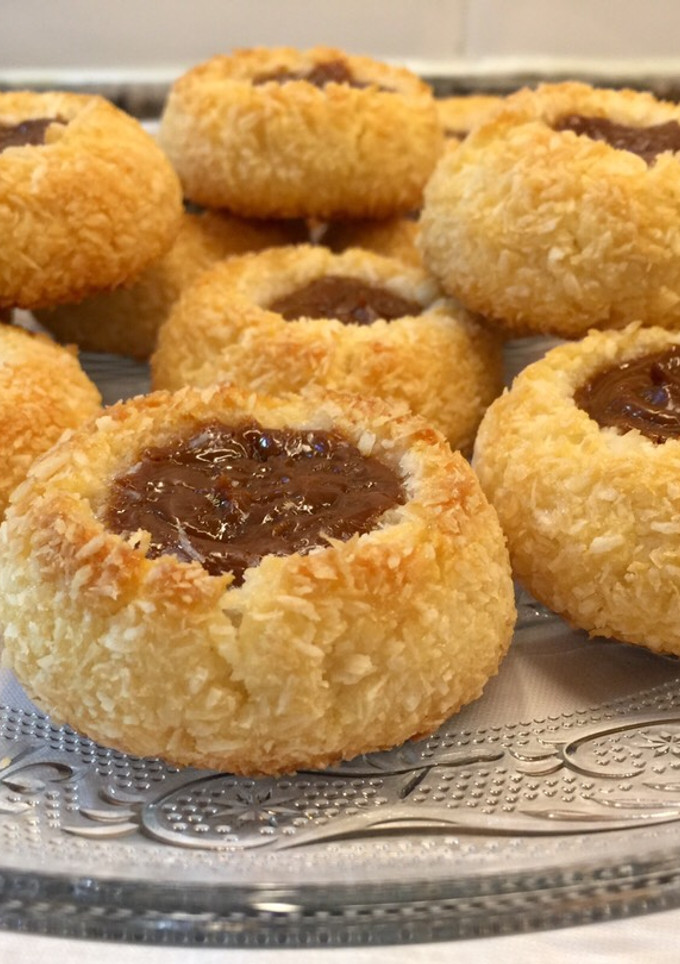 Una foto de Delicias de coco rellenas de dulce de leche