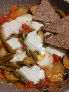 Foto di Tris di verdure con mozzarella e pane integrale con avena
