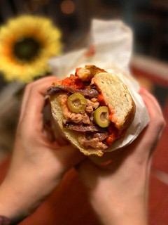 Una foto de Bocadillo de atún, anchoas y olivas ¡Mi favorito! 😍