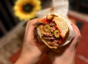 Foto principal de Bocadillo de atún, anchoas y olivas ¡Mi favorito! 😍