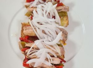 Una foto de 186. Tostada de Melva con Pimientos Asados