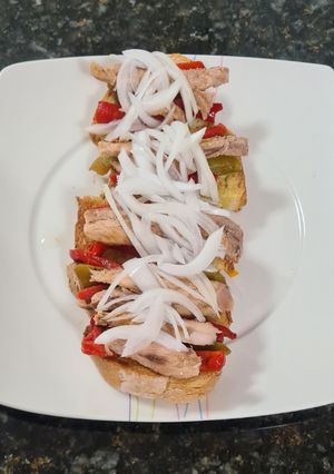 Una foto de 186. Tostada de Melva con Pimientos Asados