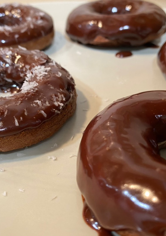 Una foto de Fit donut de chocolate de avena y coco 🥥 ¡sin azúcar!