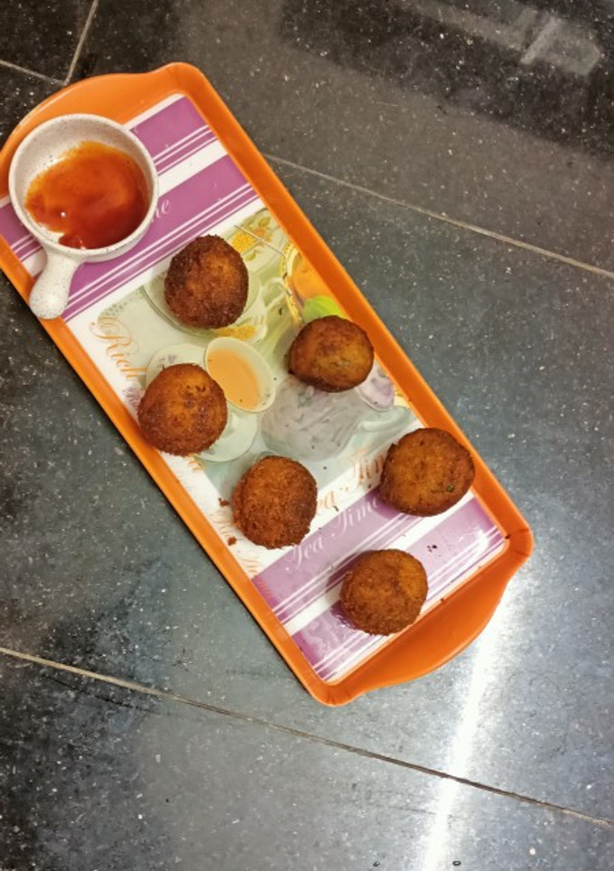 வெஜ் மசாலா பிரட் உருண்டை(bread balls recipe in tamil) செய்முறை முக்கிய புகைப்படம்