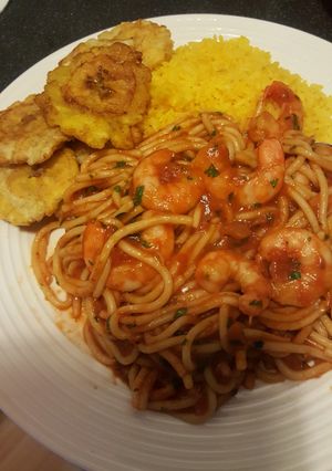 Una foto de Tallarines de camarón con arroz y patacon