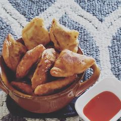 A picture of Veg samosa (Indian).