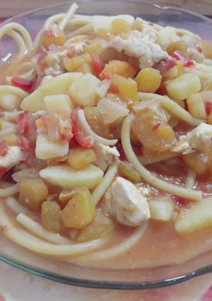 Una foto de Fideo con salsa y verduras