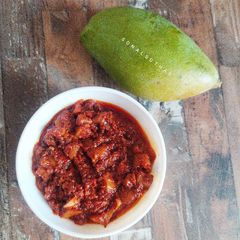 A picture of Raw Mango mixed Pickle.