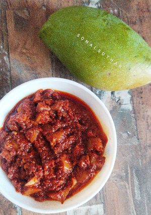 A picture of Raw Mango mixed Pickle.