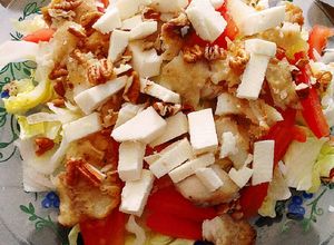 Una foto de Ensalada de lechuga con pescado