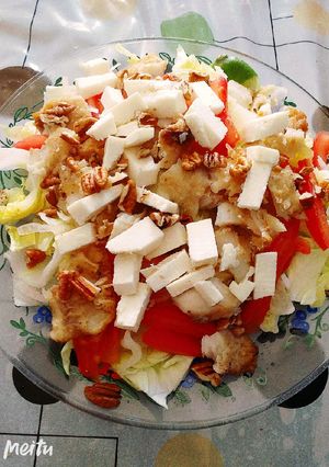 Una foto de Ensalada de lechuga con pescado