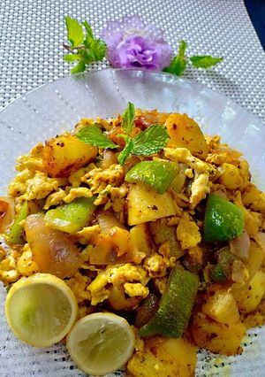 A picture of Egg bhurji potato capsicum mix.