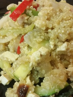 Una foto de Quinoa con verdura salteada y tofu