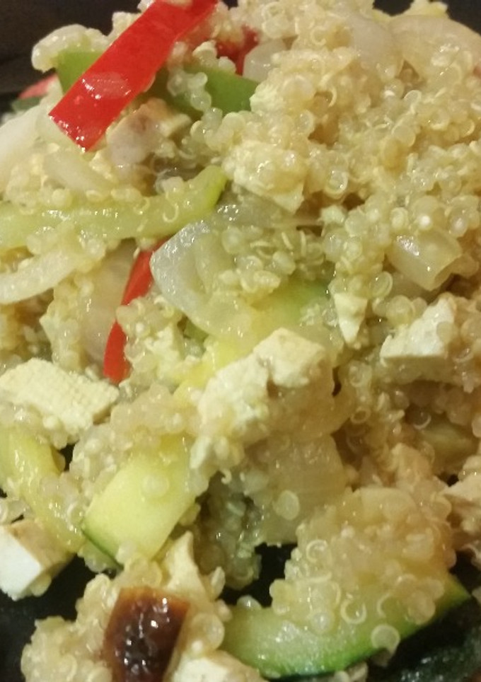 Una foto de Quinoa con verdura salteada y tofu