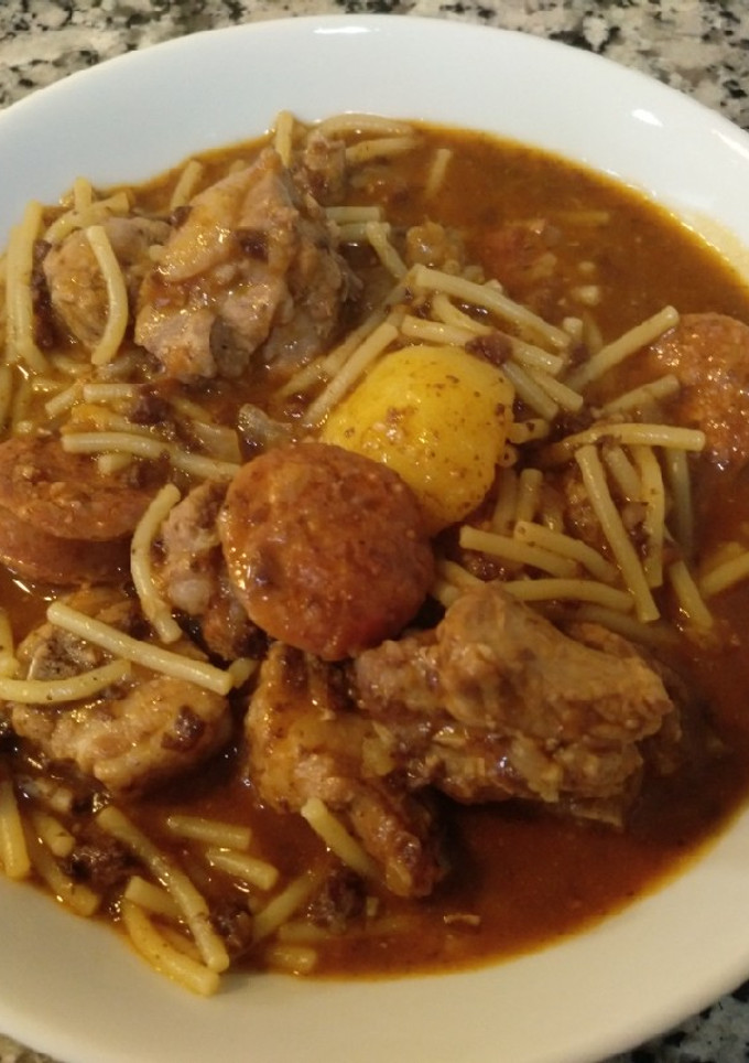 Una foto de Fideos a la cazuela con costillas de cerdo