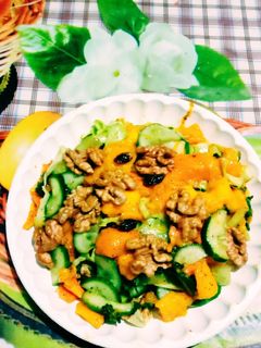 મેંગો વોલનટ સલાડ (Mango Walnut Salad Recipe In Gujarati) રેસીપી મુખ્ય ફોટો