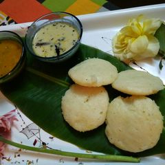 A picture of Sambhar idli.